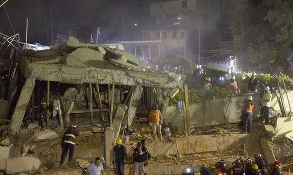 Μεξικό: Απεγνωσμένοι γονείς ψάχνουν στα ερείπια σχολείου τα παιδιά τους – Πάνω από 250 οι νεκροί του σεισμού (βίντεο)